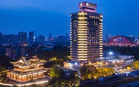 Holiday Inn Riverside Wuhan 4*