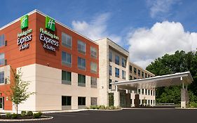 Holiday Inn Express & Suites North Brunswick 3*
