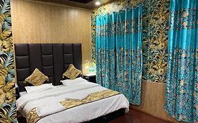 Hotel Raahat Plaza Srinagar 3*