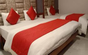 Hotel Lux Inn Ahmedabad 4*