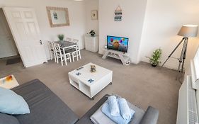 Light And Airy 1 Bedroom Flat 700M From The Beach
