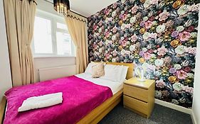 City Central Location, 2 Min To The Sea, 4-bedroom St Margarers Townhouse, Car-park & Conference Centre Nearby, Shops, Coffee Shops & Restaurants - Walking Distance Apartment Brighton  United Kingdom