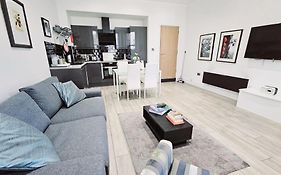 Stylish Apartment In Victorian Conversion Free Parking & Private Patio Close To Beach Town Centre & Bic