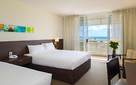 Holiday Inn Cairns Harbourside 4*