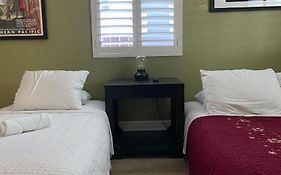 Private Room In Los Angeles With Wifi And Ac And Private Fridge!!!