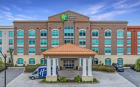 Holiday Inn Express And Suites North Charleston 3*