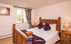 Tolkien View House In Oxford By Beds Away Short Lets & Serviced Accommodation With Outdoor Fireplace & Free Private Parking