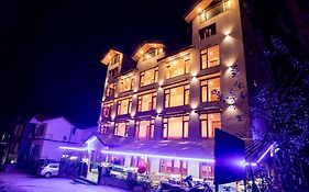 Hotel Smugglers Mountain View - Central Heated & Air Cooled Manali (himachal Pradesh) 4* India