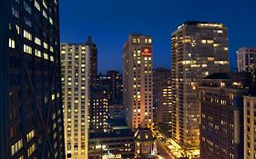 Hilton Suites Chicago Magnificent Mile 4*