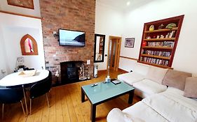 F1 Maison 108 - Holiday Home - Full Kitchen - Street Free Parking, Netflix - 68Mbps Bt Wifi - Dvd'S - Welcome Tray - By Corner From Gavin N Stacey Film House