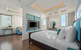Paracel Beach Hotel  4*