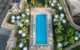 Tamra Beach Resort  5*