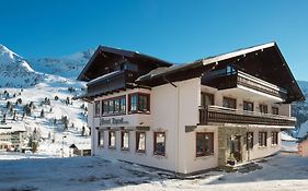 Hotel Garni Haus Tyrol  3*
