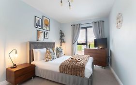 Elliot Oliver - Stylish 2 Bedroom Apartment With Parking In The Docks