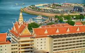 Hotel Cambodiana Phnom Penh 4*