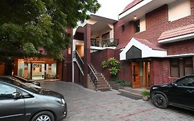 Little Chef Hotel Kanpur 3*