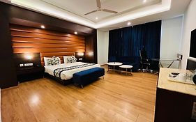 Hotel Myriad Lucknow 2*