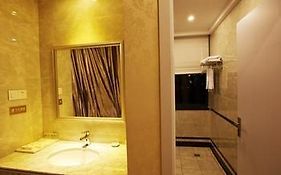 Donghong Noble Business Hotel  3*