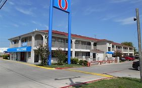 Motel 6 San Antonio Splashtown 2*