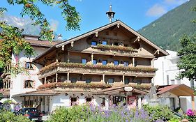Hotel Gutshof Zillertal  4*