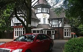 The Pines Hotel Luton 3*