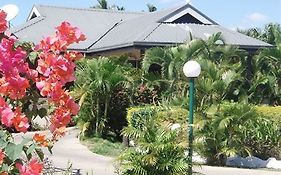 Wailoaloa Beach Resort Nadi Fiji 2*