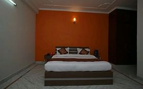 Hotel Petals Inn Noida