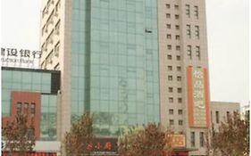 Super 8 Hotel Yinchuan Qirong Qing he Bei Jie
