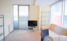 2 Bedroom Apartment In The Heart Of Stratford Sleeps 3