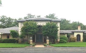 Live Oaks Bed And Breakfast