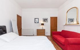 Old Town Edinburgh Apartment Close To Castle And Royal Mile