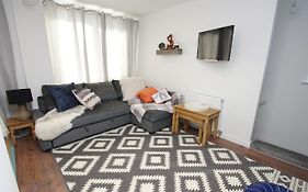 Apartment 3 Broadhurst Court Sleeps 4 Minutes From Town Centre & Train