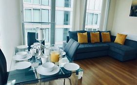 Vibrant City Stay In Central Mk - 2 Bed 2 Bath Spacious Flat With A View