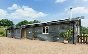 Cozy Holiday Home In Broad Oaks Kent With Private Parking