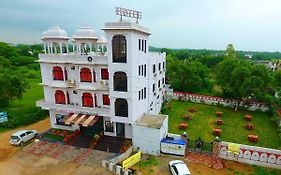 Hotel White Tulip-5 Mins From Airport With Swimming Pool Udaipur 3* India