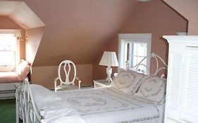 Trumbull House Bed And Breakfast