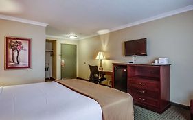 Howard Johnson Hotel & Suites By Wyndham Reseda