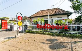 RedDoorz Plus near Taman Sari 2