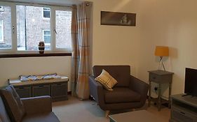 Free Wifi Town Centre Apartment With Private Parking