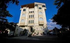 Hotel Ratangarh Palace