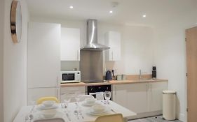 Book Our Royal Suite Today! Elegant Spacious 2 Bed Apartment In The City Centre - Perfect For Work Or Leisure!