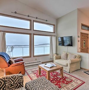 Spacious Family Home With Deck And Million-Dollar View photos Exterior