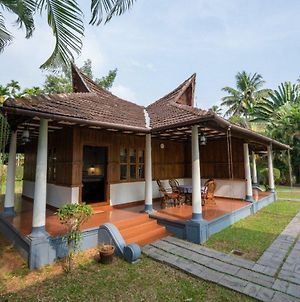 Ama Stays And Trails Pathiramanal Villa photos Exterior
