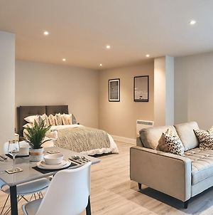 Seven Living Bracknell - Stylish Apartments In City Centre - Free Parking photos Exterior