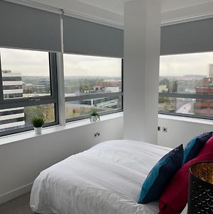 Bracknell - A Spectacular Dual Aspect 1 Bedroom Flat photos Exterior