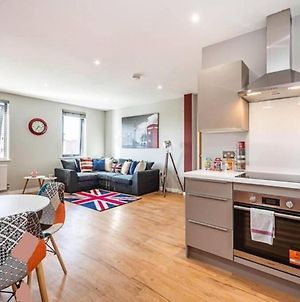 Spacious And Immaculate London-Themed Home With Balcony For You! photos Exterior