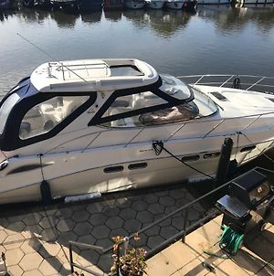 Entire Heated Luxury Yacht Moored On Private Island Wifi Sleeps Up To 4 Adults Or Adults With Children Over 2 Years Old Thorpe Prk Legoland Windsor Castle Heathrow Ascot Races Wentworth Saville Gardens Royal Holloway London photos Exterior