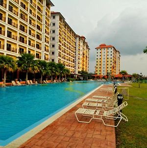 Oyo 90301 Suria Service Apartments @ Bukit Merak Laketown Resort photos Exterior