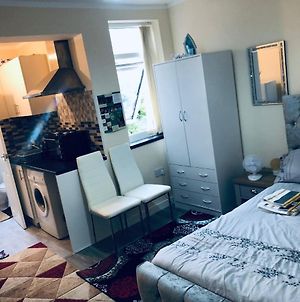 Self-Contained Studio Flat Bathrooms Kitchens Upgrade Locations To City Centre 15 Minutes Walking Distance Nottingham Universities Queen Hospitals City Hospitals photos Exterior