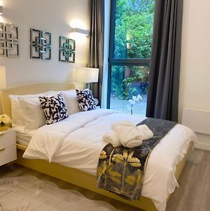 Newpointe Stunning 1-Bedroom Serviced Apartment photos Exterior